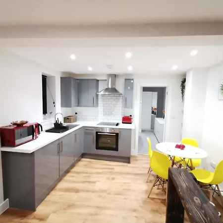 4 Sleeps And Travel Cot- Close To Beach And Restaurants-2