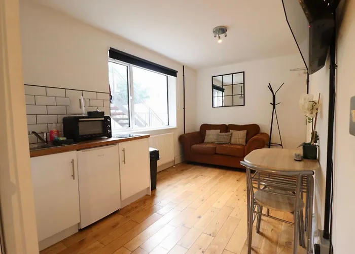 Flat 4, 10 St John'S