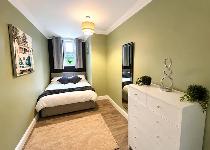 Glen Fern Lodge - Garden Apartment With Parking - Heart Of Bournemouth Town Centre - Close To Beach - Darts And Table Football - Sleeps 11